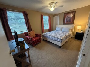 2 makuuhuonetta, tallelokero huoneessa, työpöytä, silitysrauta/-lauta