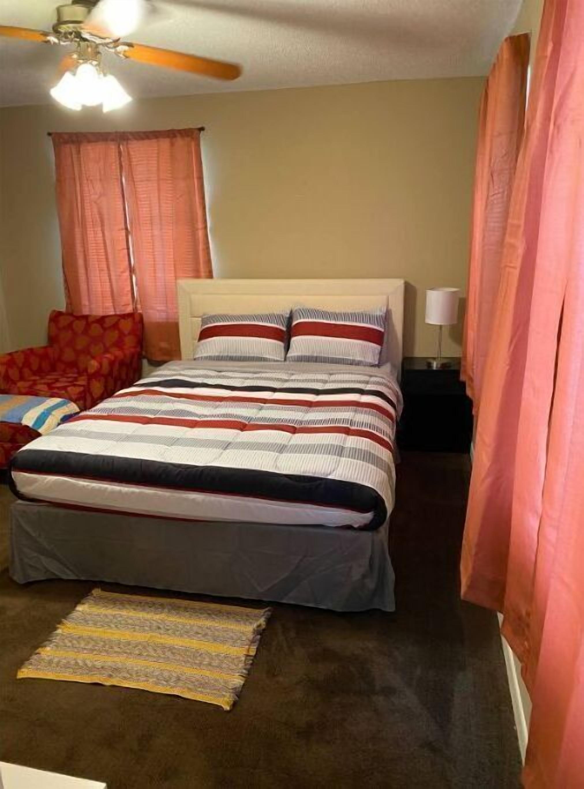 2 habitaciones, caja de seguridad en la habitación y escritorio 