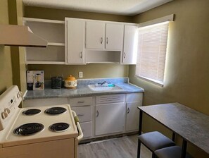 冰箱、微波炉、烤箱、炉灶