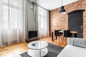 高级公寓 | 客厅 | 40-英寸纯平电视 （配备数码频道）、电视