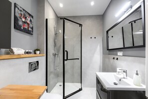 Superior-lejlighed | Badeværelse | Bruser, gratis toiletartikler, hårtørrer, håndklæder