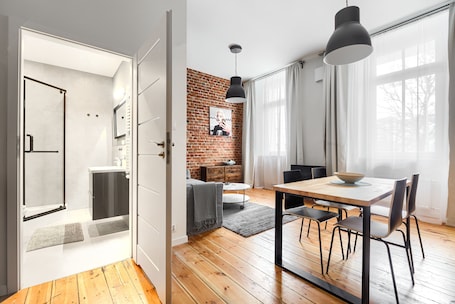 Superior Apartment | Bathroom | Shower, free toiletries, hair dryer, towels