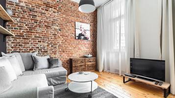 Appartement Supérieur | Salle de séjour | Télévision à écran plat de 40 pouces avec chaßnes numériques, télévision