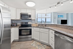 Kjøleskap, mikrobølgeovn, ovn og kokeplater