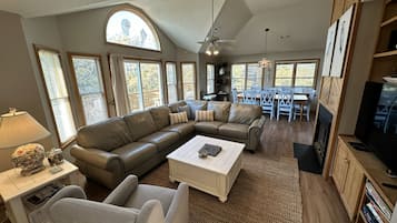 Télévision, cheminée, lecteur de DVD, baby-foot