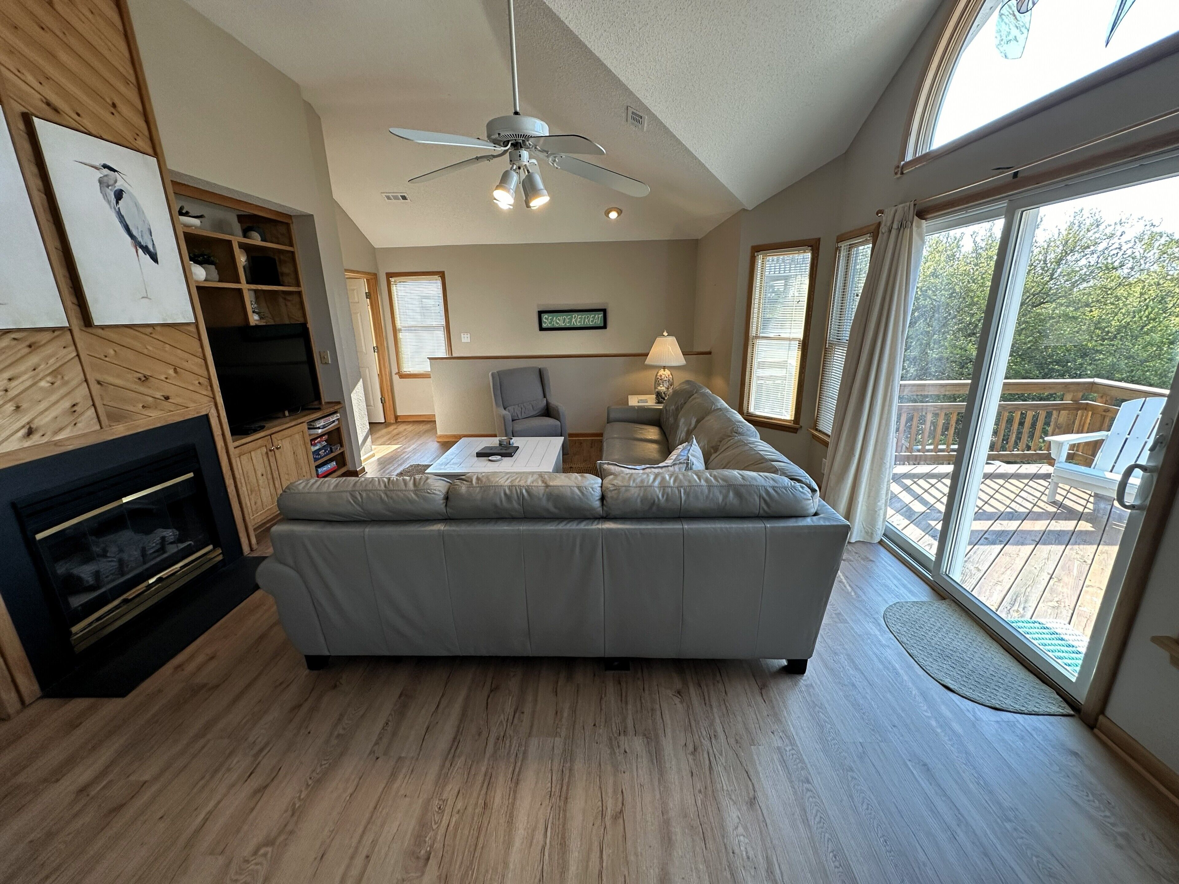 Télévision, cheminée, lecteur de DVD, baby-foot