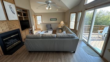 Télévision, cheminée, lecteur de DVD, baby-foot