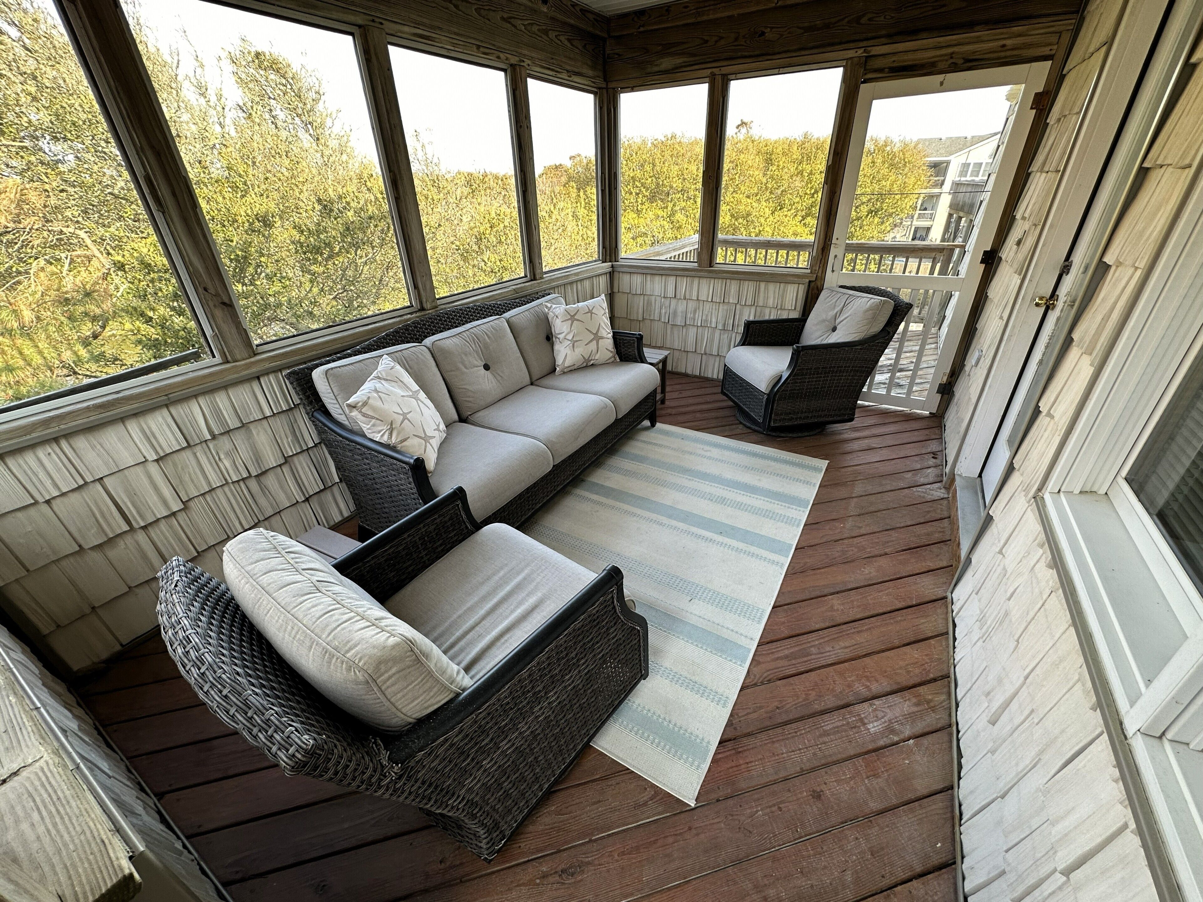 Télévision, cheminée, lecteur de DVD, baby-foot