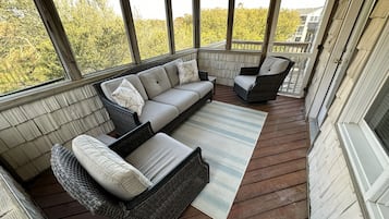 Télévision, cheminée, lecteur de DVD, baby-foot