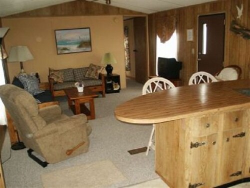 DOROTHY & JANE'S VAC HOME 3 BDRM 2 BATH SLEEPS 8- walk to beach, Northside Park