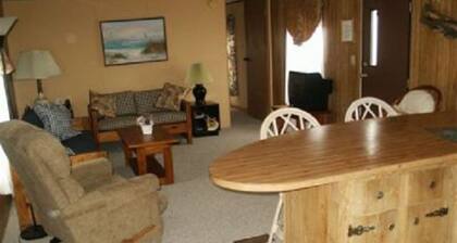 DOROTHY & JANE'S VAC HOME 3 BDRM 2 BATH SLEEPS 8- walk to beach, Northside Park