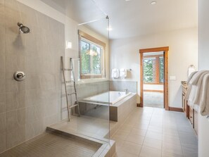 Bathtub, hair dryer - Golf Course View, Hot Tub & Suncadia Pool Access (Cle Elum)
