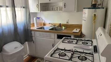 Wasserkocher mit Kaffee-/Teezubehör, Kühlschrank, Mikrowelle, Ofen
