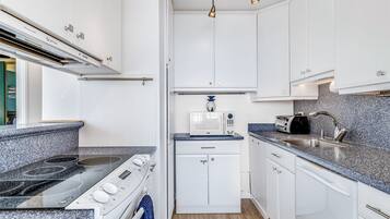 ثلاجة، ميكروويف، فرن، موقد طهي مسطح