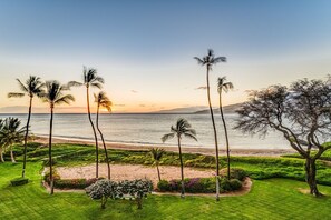 Beach - Beachfront Condo W/ Unbeatable Ocean Views! Floor To Ceiling Windows & Lanai! (Kihei)