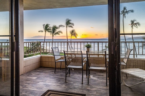 Beachfront Condo W/ Unbeatable Ocean Views! Floor To Ceiling Windows & Lanai!