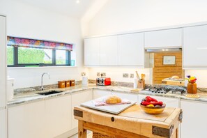 Kjøleskap, mikrobølgeovn, ovn og oppvaskmaskin