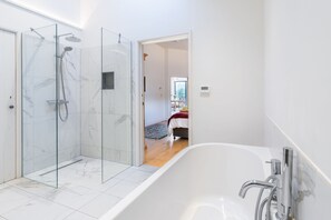 Baignoire, séchoir à cheveux, serviettes fournies