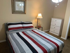 1 soverom, safe på rommet, strykejern/-brett og wi-fi (inkludert)