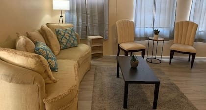Historic Comfortable apartment (near Hospital 2nd Floor)
