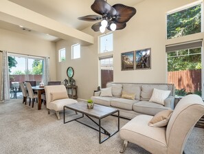 Una Smart TV, una chimenea, una mesa de tenis de mesa