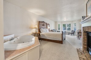 8 Schlafzimmer, Schreibtisch, Bügeleisen/Bügelbrett, Reisekinderbett