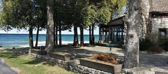 Lakefront! Sleep 32! Hot Tub, Game RM, Huge Yard!
