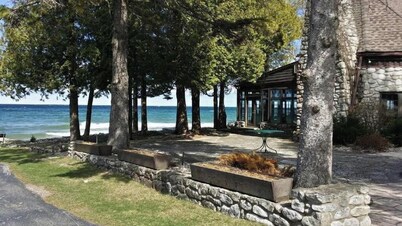 Lakefront! Sleep 32! Hot Tub, Game RM, Huge Yard!