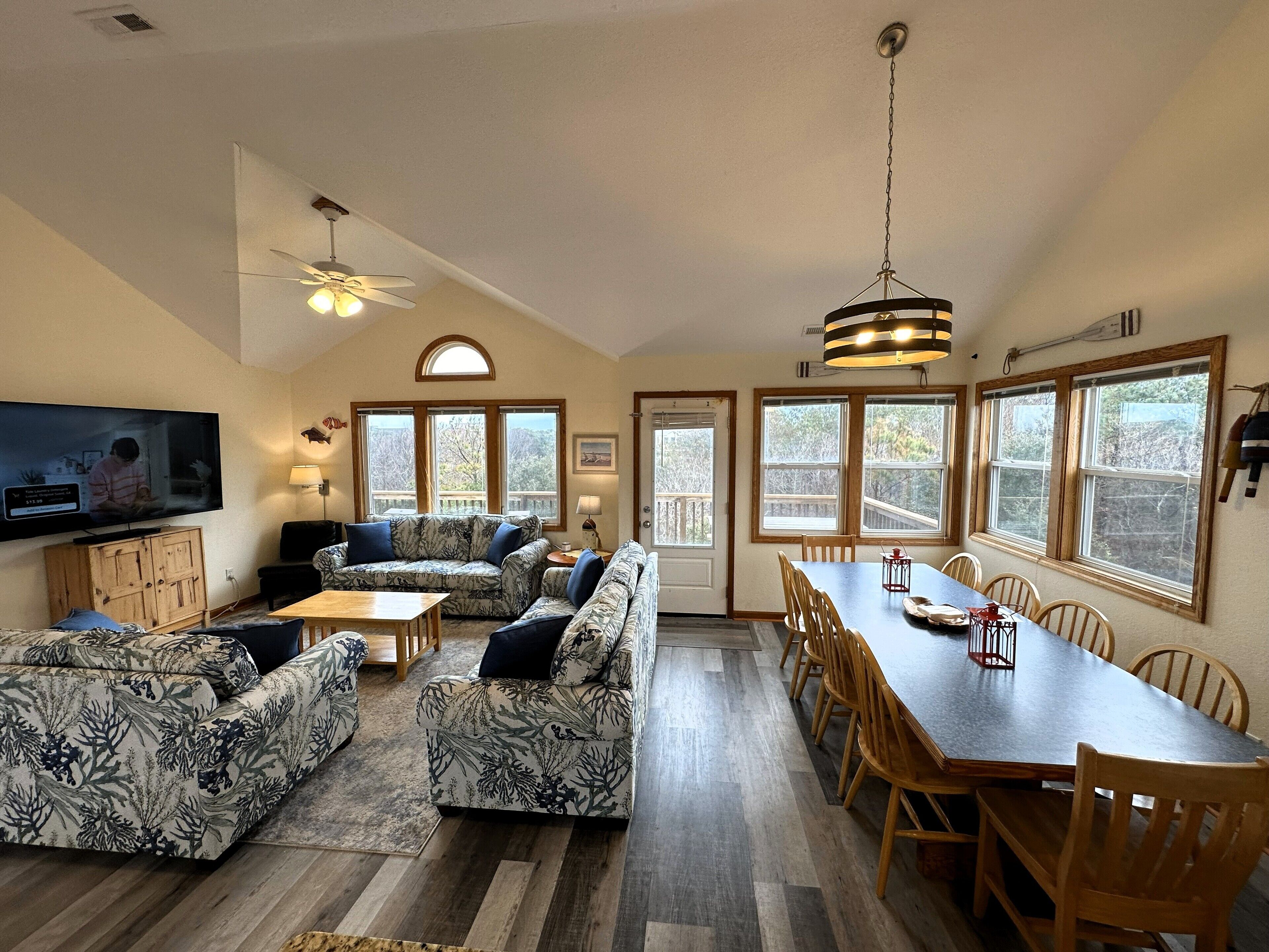 Een smart-tv, een dvd-speler en een stereo