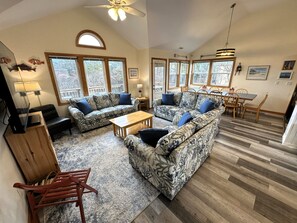 Een smart-tv, een dvd-speler en een stereo