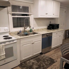 Kylskåp, mikrovågsugn, ugn och spishäll