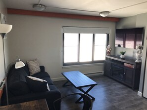 TV, fireplace