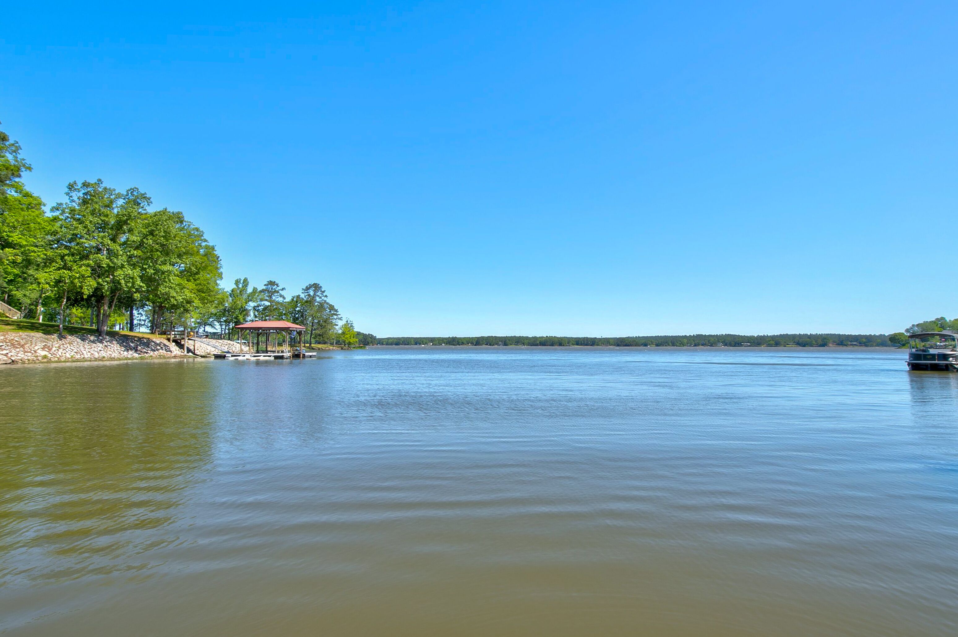 Quick Retreat- Lakefront lot, for family getaway, water activities or fishing!