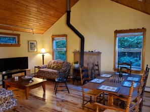 TV, books, stereo, offices - Nestled between Bar Harbor and Acadia, a bright and spacious house in the woods (Bar Harbor)
