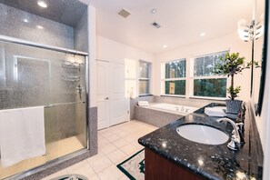 Duschwanne, Whirlpool, Haartrockner, Handtücher