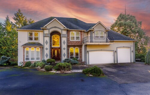 Huge Luxury Home with huge Deck near Powell Butte Park