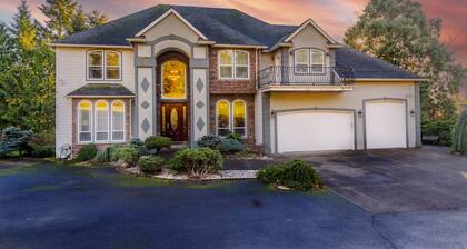 Huge Luxury Home with huge Deck near Powell Butte Park