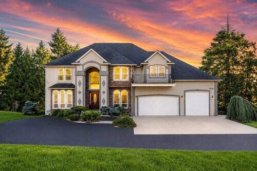 Huge Luxury Home with huge Deck near Powell Butte Park