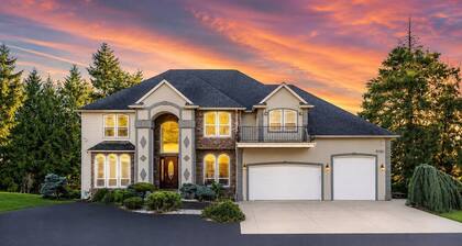 Huge Luxury Home with huge Deck near Powell Butte Park