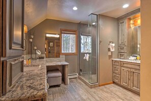 Free toiletries, hair dryer, towels - 2 Mi to Slopes! Hot Tub Hideaway in Breckenridge (Breckenridge)