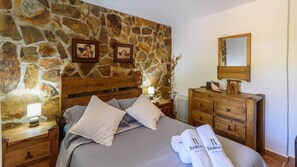 3 bedrooms, travel cot, WiFi