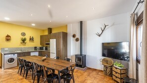 Réfrigérateur, micro-ondes, plaque de cuisson, lave-vaisselle