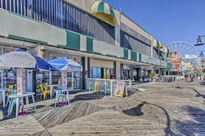 Outdoor dining - Swim, Golf & Relax: Resort Condo in Myrtle Beach! (Myrtle Beach)