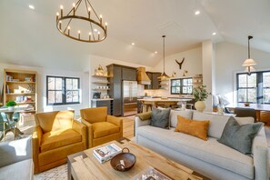 TV - Inviting & Renovated Home in Crested Butte! (Crested Butte)