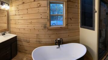 Duschwanne, Haartrockner, Handtücher, Seife