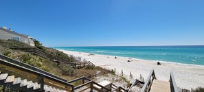 Nær stranden, solsenger og strandhåndklær