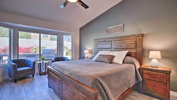 4 soverom, skrivebord, strykejern/-brett og reiseseng for barn