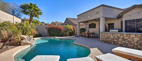 Alberca climatizada y camastros