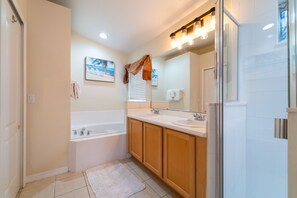 Combined shower/tub, hair dryer, towels