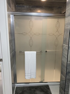 Shower, hair dryer, towels, soap - Starlight Villa Three3 (Jacksonville)
